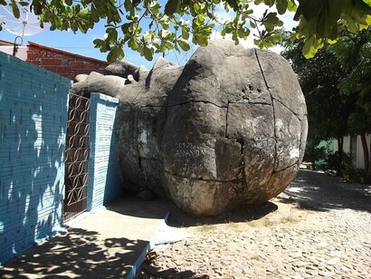 A cabeça da estátua aparece integrada à paisagem cotidiana de uma rua de Caridade, entre casas, muros e árvores. A presença insólita da escultura ajudou a transformar uma história local em matéria de ficção e inspirou a escritora Socorro Acioli a criar a fictícia Candeia de "A Cabeça do Santo"