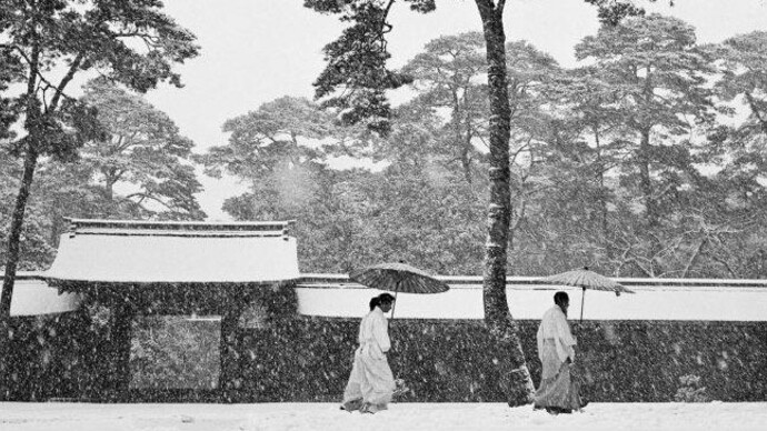 Werner Bischof, Courtyard of the Meiji shrine, Tokyo, Japan, 1951 © Werner Bischof / Magnum Photos
