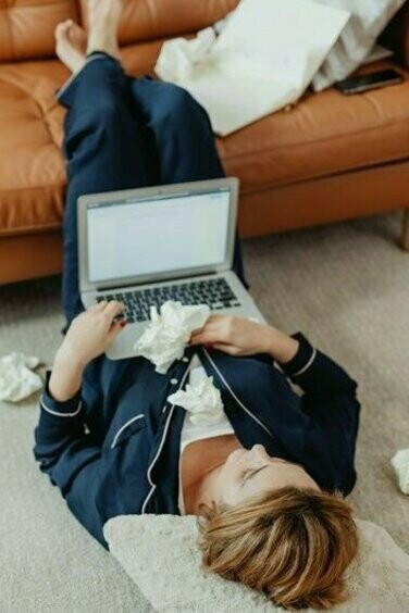 De acordo com a OpenAI, o ChatGPT alcançou a marca de mais de 300 milhões de usuários semanais em dezembro de 2024. Um estudo realizado pela Sentio AI Research com 2.000 adultos norte-americanos revelou que 18% dessas pessoas já utilizaram o chatbot para conversar sobre saúde mental. Esse número foi suficiente para classificar a inteligência artificial como "o maior prestador de acolhimento psicológico informal do país"