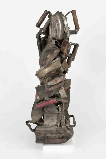 Le Poids de la conscience, 1962. Accumulation, fer à repasser 82x46x34cm