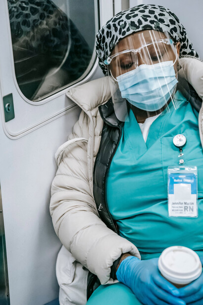 Ningún cartel motivacional puede reparar las heridas de un sistema que exige empatía mientras niega tiempo, recursos y reconocimiento a quienes cuidan