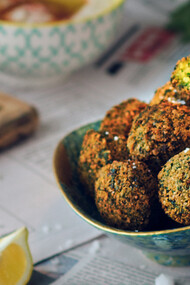 Plato de falafel, croqueta de garbanzos y especias que puede funcionar como aperitivo o plato principal