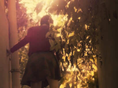 Para el padre de Joe, conocer los árboles y sus hojas era parte importante de una buena educación, y se lo explicaba a través de historias que ella escuchaba atenta. Stacy Martin (Joe)