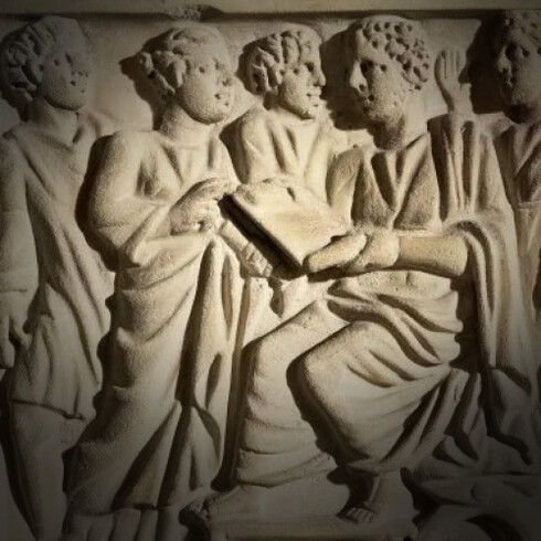 Insegnamento nell'antica Roma. Più si andava avanti, più la cultura romana accentuava gli elementi libreschi; l'educazione, quindi, tendeva sempre più a ridursi all'insegnamento scolastico e la scuola era completamente fin dall'origine, d'ispirazione greca