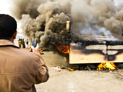 Periodismo ciudadano. Un hombre graba con su móvil una explosión