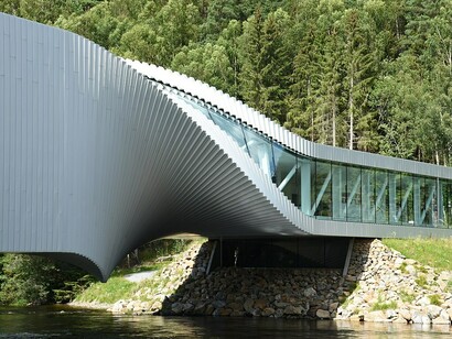 The Twist serves as a gallery, bridge, and sculpture all in one. This 1,000-square-meter structure twists elegantly into a sculptural form, spanning 60 meters over the Randselva River in Norway
