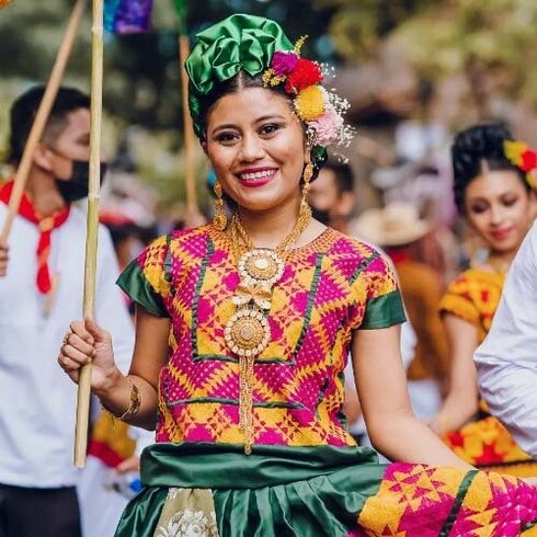 Mujer ataviada con un traje típico del Itsmo de Tehuantepec, México