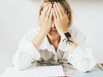 Garota frustrada com seus estudos. O mundo lá fora, que eu e você vivemos, querendo ou não, escolheu as provas como formas de entrar em determinados lugares