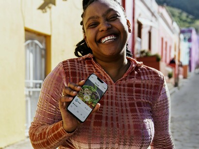 O uso do QR Code, (QR code significa "Quick Response" (resposta rápida) e é um código de barras bidimensional que armazena informações como URLs, contatos, textos e dados para pagamentos. Ele pode ser escaneado rapidamente por câmeras de celulares e aplicativos, servindo como uma "ponte digital" entre o mundo físico e o digital. Trouxe mudanças significativas no dia a dia das culturas populares. Para melhor compreensão do uso do QR Code, pode ser traduzido pela versatilidade de dados, leitura rápida e uso comum para todos 

