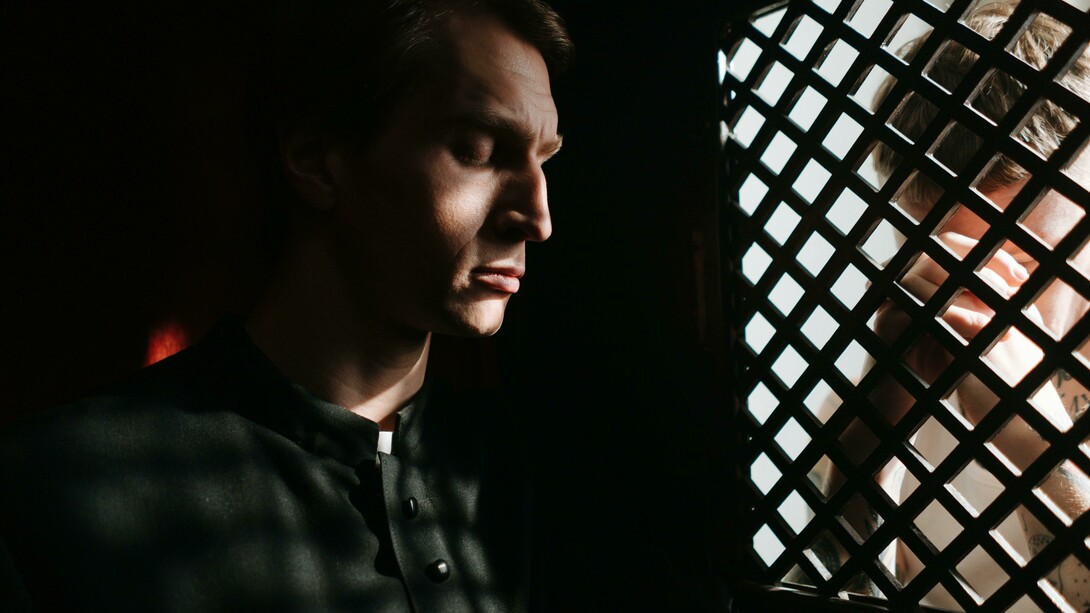 Pecar é do ser humano, pecamos todos os dias várias vezes e se formos confessar ao padre um a um cada pecado cometido, levaríamos alguns dias enchendo o ouvido do pobre homem. Pecamos quando desejamos o que o outro tem, quando desejamos a mulher do vizinho, quando dizemos palavrão, quando fingimos ser quem não somos, há várias situações de pecado que nem levamos em consideração, porque já nos acostumamos a elas