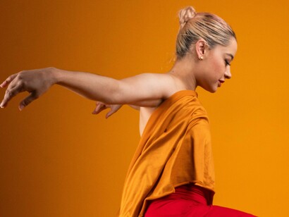 Dançarina. Mas a boa notícia é que a dança em nós, é especialista em ser capaz de expressar por si, tudo aquilo que está dentro e precisa sair já transformado. É a magia da dança! Tem também a filosofia, que aqui se diferencia, por ensinar a pensar com o corpo, antes que a mente tente explicar, para isto, pesquisas sensoriais, investigações corporais, construções metodológicas, práticas e técnicas de aprimoramento dessa arte essencial