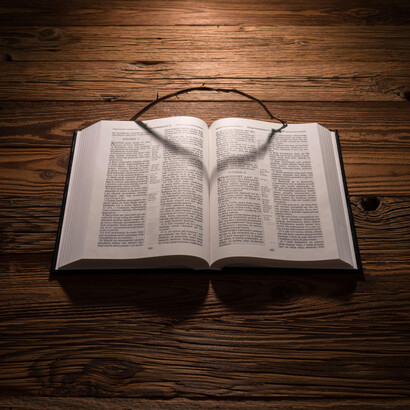 A evolução de Yahweh e suas origens entre culturas antigas é um tema de estudo sobre sincretismo e monoteísmo