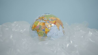 Mesmo em países que tem altas taxas de circularidade, como a Holanda, em que 30% dos produtos são reaproveitados, porém, esses números em escala global caem para 8,6% de material reciclado segundo dados do Circularity Gap Report 2022. O sistema de produção construído para criar um ciclo de dependência e consumo é  fomentado pelas falsas necessidades incutidas pelo marketing usa gatilhos mentais e impulsiona a compra desenfreada. A indústria da moda, acessórios, eletrónicos e de bens descartáveis produz uma lógica de desperdício insustentável e desumana
