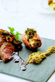 Carne grelhada com cebola e molho verde