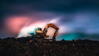 Excavadora, típica maquinaria vista en la industria minera