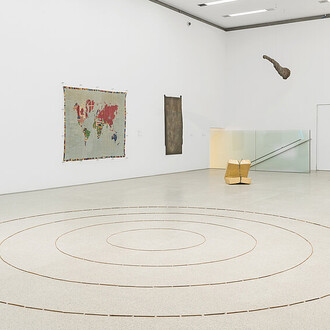 Verschiedene künstler, Mapping the '60s. Kunst-geschichten aus den sammlungen des Mumok, ausstellungsansicht. Mit freundlicher genehmigung des Mumok