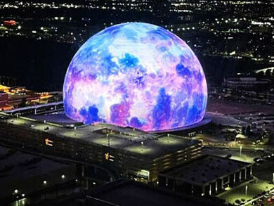 MSG Sphere, es un recinto para música y entretenimiento ubicado en Paradise, Nevada, Estados Unidos, al este del Strip de Las Vegas. Diseñado por Populous (diseño y arquitectura práctica), el proyecto fue anunciado por Madison Square Garden Company en 2018, Paradise, Nevada, EE. UU.