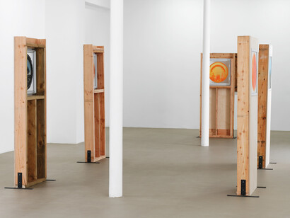 Oscar Tuazon, L’École de l’eau, Galerie Chantal Crousel, Paris (2021). Courtoisie de l’artiste et | Courtesy of the artist and Galerie Chantal Crousel, Paris. Photos: Aurélien Mole. 