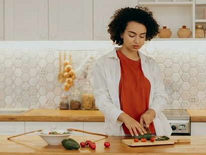 Mulher prepara sua comida
