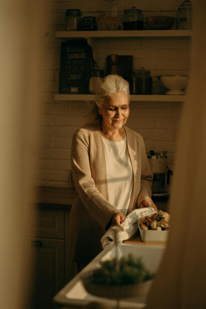 Abuela preparando la comida en su cocina. Nunca creí que se acabaría tan pronto la mejor tortilla del mundo