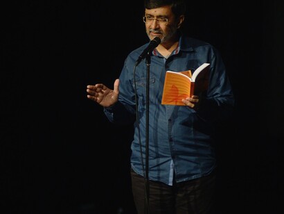 El poeta Prafull Shiledar en una lectura pública de poesía