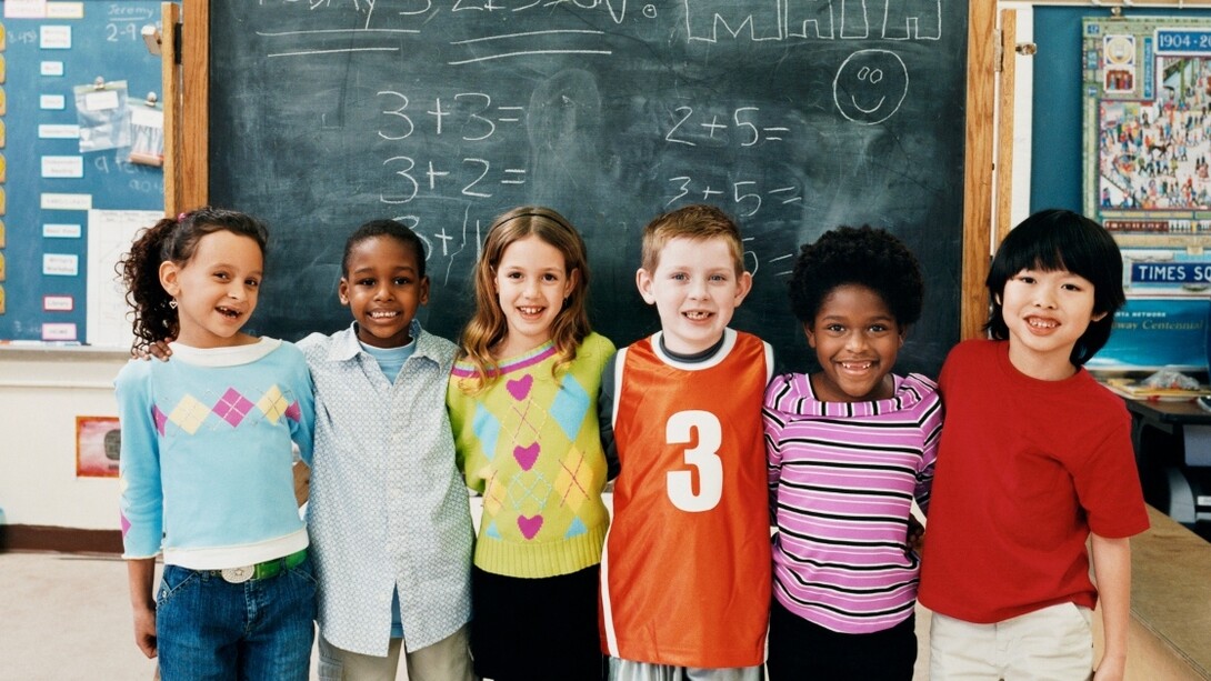 Niños ante la pizarra de su clase