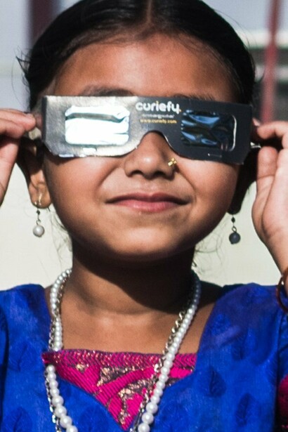 Niña observando el eclipse