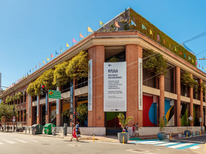 Elian Chali, Plano inesperado, vista de exhibición. Cortesía del Museo de Arte Moderno de Buenos Aires