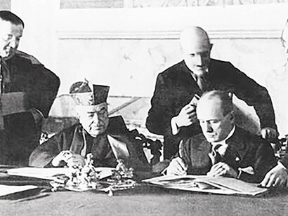 Benito Mussolini e il cardinale Pietro Gasparri firmano i Patti Lateranensi a Roma l’11 febbraio 1929