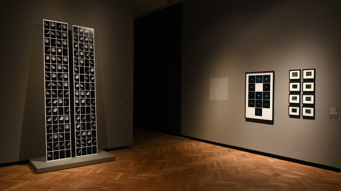 Leandro Katz, A noite e as palavras, vista da exposição. Cortesia do Museo Nacional de Bellas Artes