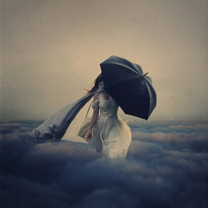 Fra le nuvole.  Ph Brooke Shaden
