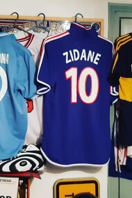 Les événements sportifs et culturels deviennent des scènes où le vintage sportif s’impose comme un élément central du style des jeunes générations