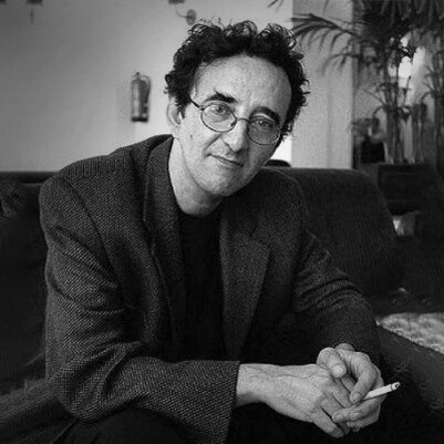 Roberto Bolaño entendía la crítica literaria como un enfrentamiento intelectual, reflejado en la escena de Los detectives salvajes donde un escritor y un crítico se baten en duelo con espadas