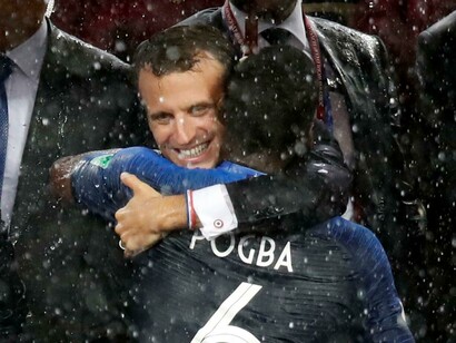Macron abrazando a Pogba