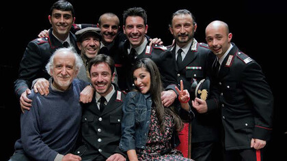 Foto di gruppo per gli attori della piéce teatrale "Minchia signor tenente"