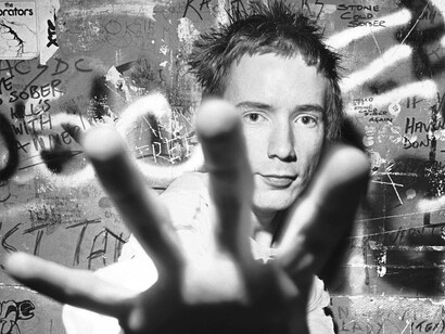John Lydon, vocalista de Sex Pistols, banda considerada por algunas fuentes como responsable de haber iniciado el movimiento punk en el Reino Unido