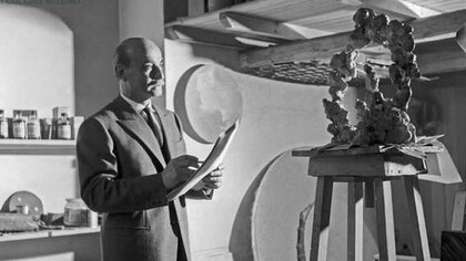 Lucio Fontana (1899, Rosario, Argentina — 1968, Vernesi, Italia) en su estudio. Fotografía de Ugo Mulas, 1960, Milano, Italia