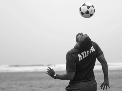 A conexão entre a memória, o ambiente e o momento presente ao observar o sol se pôr em Ipanema, Rio de Janeiro, Brasil