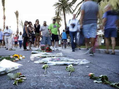 Flores en recuerdo de las víctimas del atentado en Niza