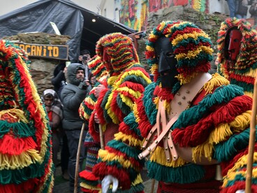Caretos de Podence. O principal exemplo deste impacto é o Entrudo Chocalheiro de Podence. A classificação UNESCO elevou a sua notoriedade a nível mundial, garantindo que o evento atraia anualmente um volume impressionante de visitantes, injetando capital em todo o concelho de Macedo de Cavaleiros e na região de Trás-os-Montes
