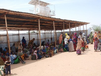 Los recién llegados descansan a la sombra en el centro de recepción de Dollo Ado después de su largo viaje desde Somalia.Los refugiados somalíes enfrentan un destino duro e incierto en los campos etíopes, 2011, frontera con  Etiopía