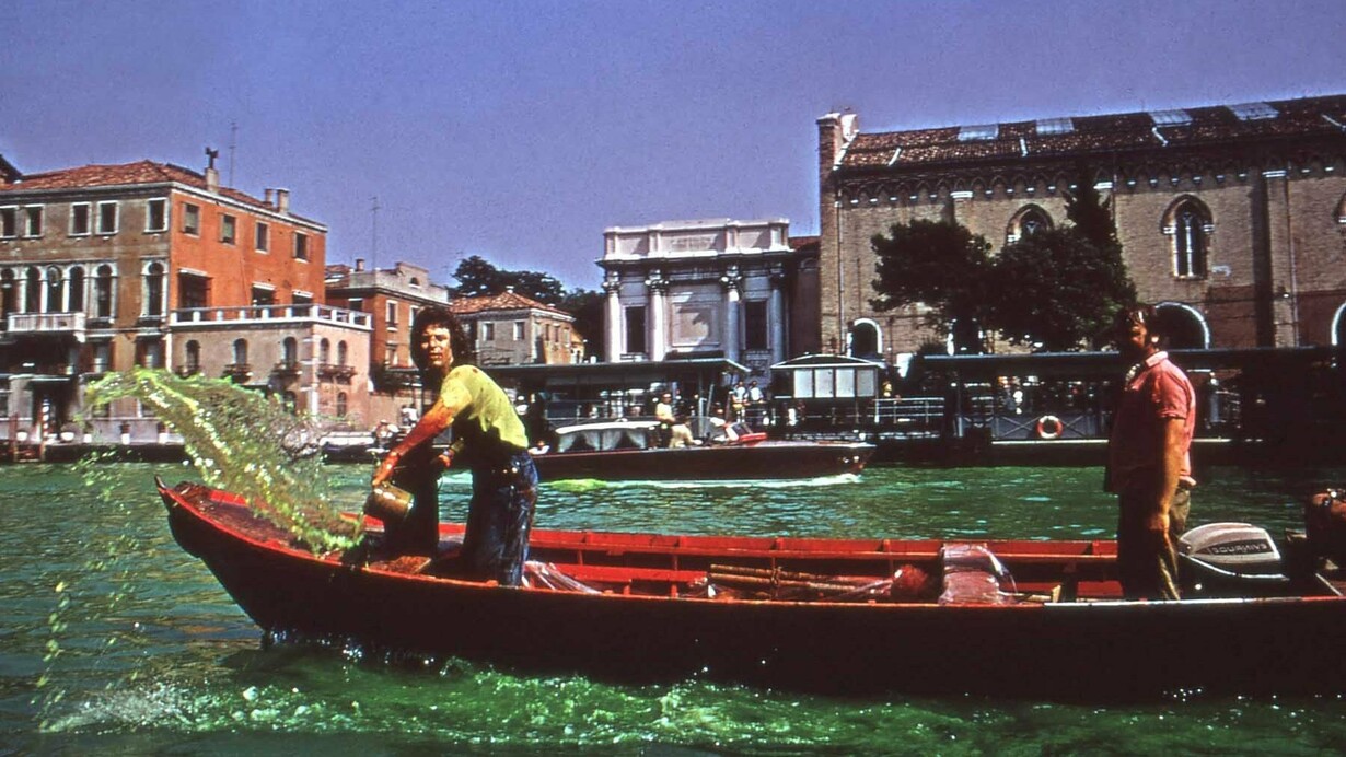 El artista y activista medioambiental argentino Nicolás García Uriburu (1937-2016) coloreando de verde el Gran Canal de Venecia en 1968