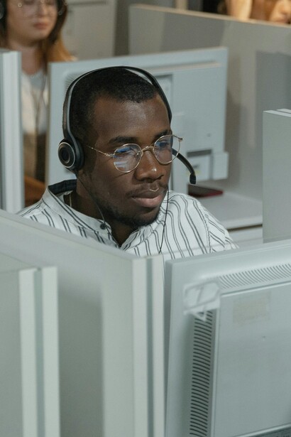 Beh, dalla denuncia a me risulta che lei è apparso diverse volte a Maometto...