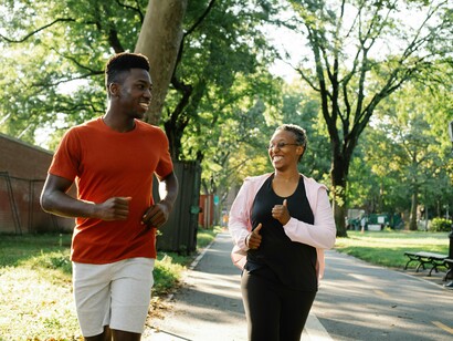 Surgem também desportistas de fim-de-semana, equipados a rigor, fatos fluorescentes, bicicletas caras, a treinar — sem saberem que talvez o destino lhes reserve apenas um cancro da próstata, por excesso de esforço