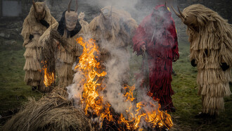 Caretos de Lazarim (Lamego, Viseu - Alto Douro): distinguem-se pelas suas impressionantes máscaras de madeira de amieiro, meticulosamente esculpidas, muitas vezes com cornos (zoomórficas ou demoníacas), e o uso de fatos de palha ou farrapos. A festa culmina na tradicional Queima do Entrudo (um boneco), que simboliza a purificação e o fim do ciclo