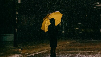 “Não precisamos disso,” ela disse, de repente, largando o guarda-chuva no chão