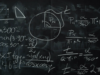 Dans la quête scientifique des origines, il n'y a ni début ni fin absolus, mais des processus relationnels et des intersections infinies qui façonnent notre compréhension de la réalité