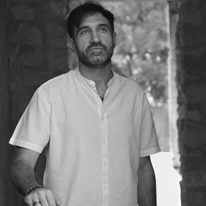 Ogni brano dell'album corrisponde a uno dei dieci capitoli del libro, creando tra musica e poesia una rete di titoli e riferimenti che accompagna il lettore attraverso il percorso narrativo 