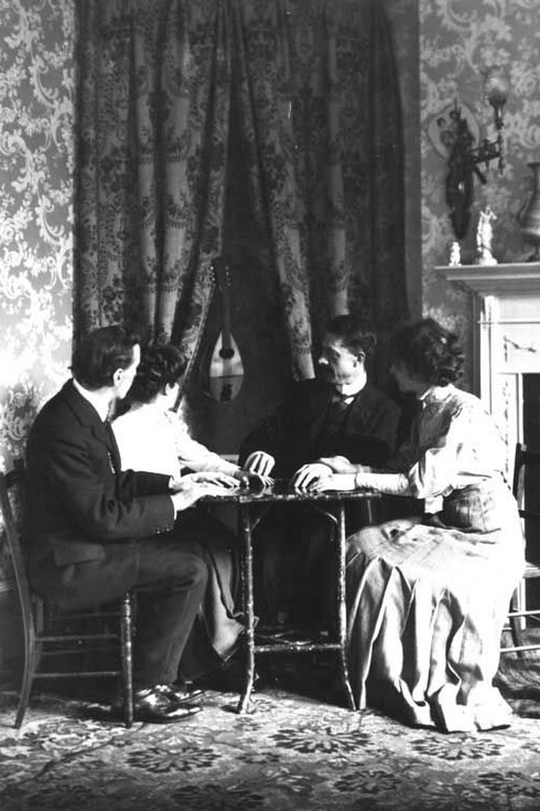 William S. Marriott hace levitar un instrumento musical