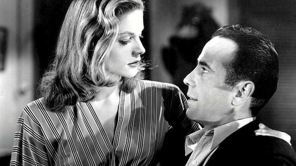 Una atracción que traspasó la gran pantalla: Lauren Bacall y Humphrey Bogart en 'Tener y no tener' (1944), de Howard Hawks